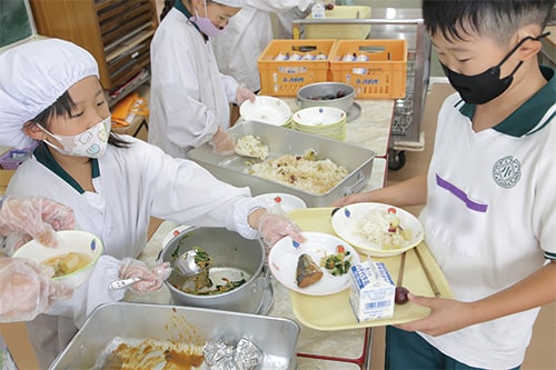 画像:学校給食室運営事業・学校給食費管理事業