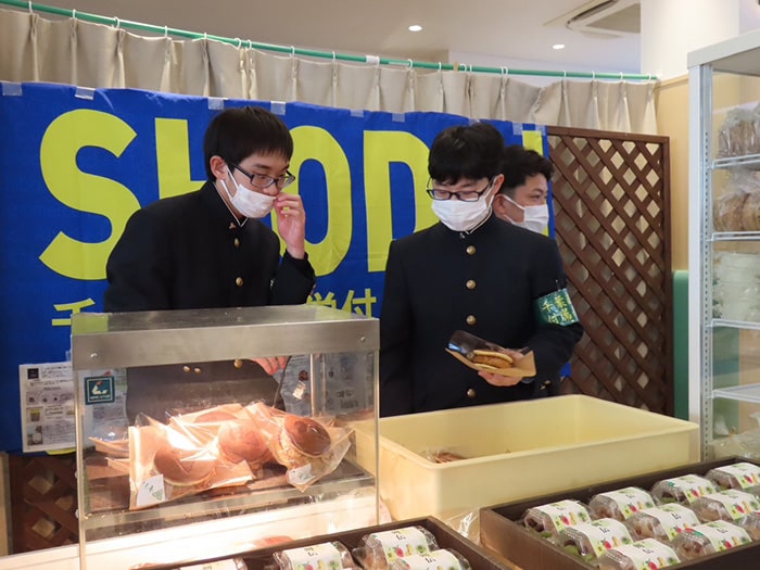 画像：千葉商科大学付属高等学校による和菓子の販売