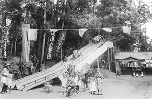 画像：名物の高さ6mの木製大滑り台