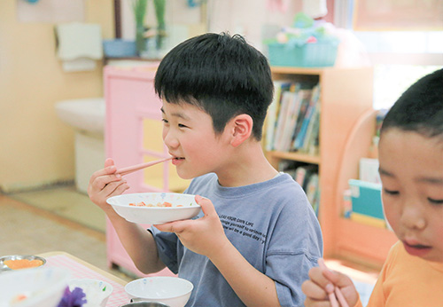 画像：給食を食べる子ども