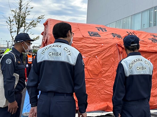 画像:セルダ市長から鍵を受け取る私