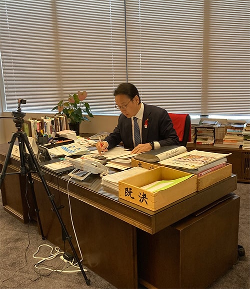 画像:市長室で執務を行う
