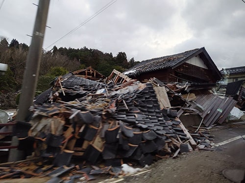 画像：倒壊した家屋