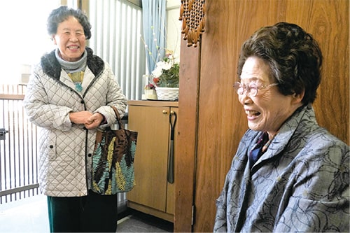 画像:毎月の訪問でお互いに元気をもらっています