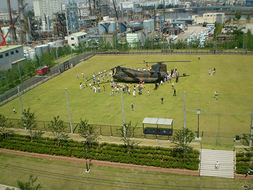 画像:ヘリポートにもなる広場