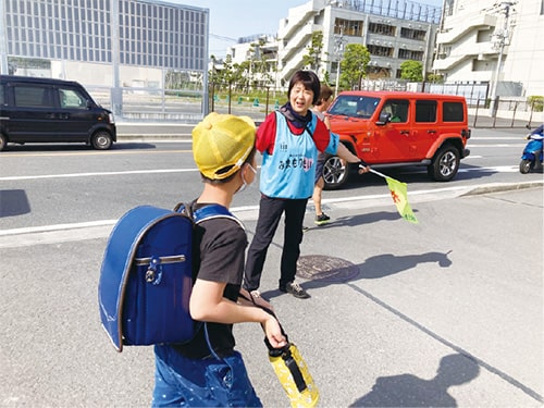 画像：地域住民のボランティアによる登下校時の見守り運動