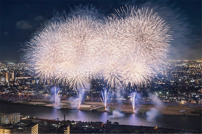 画像:オープニング名物、5秒間で1,000発の花火が打ち上がります
