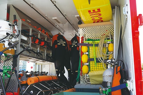 画像：車内にはウエットスーツや空気ボンベも