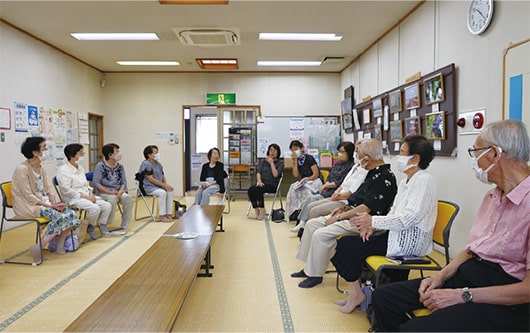 画像：例会では会話が弾みます