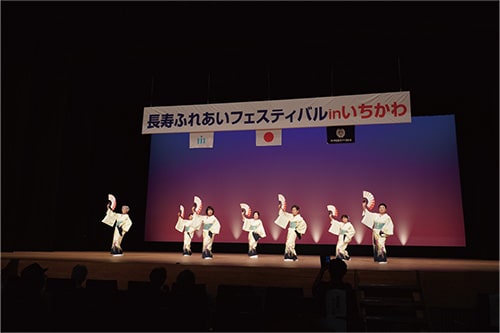 画像：長寿ふれあいフェスティバルでの演技