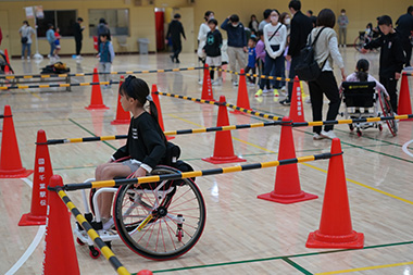 画像：スポーツ用車いすの体験（昨年の様子）