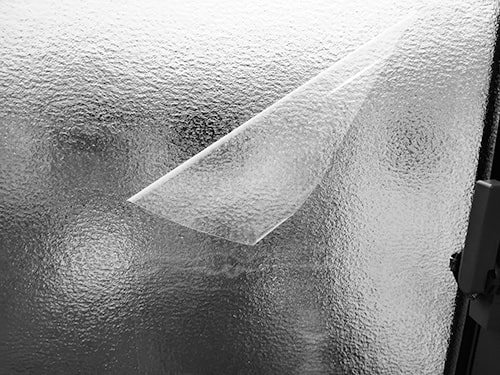 画像：防犯フィルムを窓に貼る