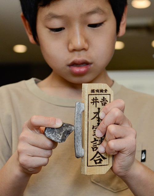 画像：火打石（ひうちいし）体験