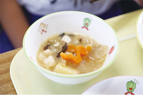 画像:ヘビ型のニンジンが入った給食