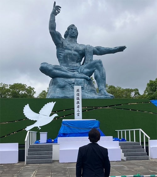 画像:長崎平和祈念像の前で