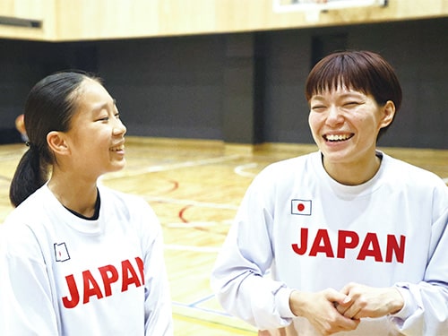 画像：将来を担っていく存在だと語る若松選手（右、キャプテン）