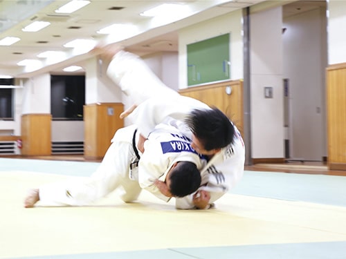 画像：練習中の吉良選手（左の一本背負い）