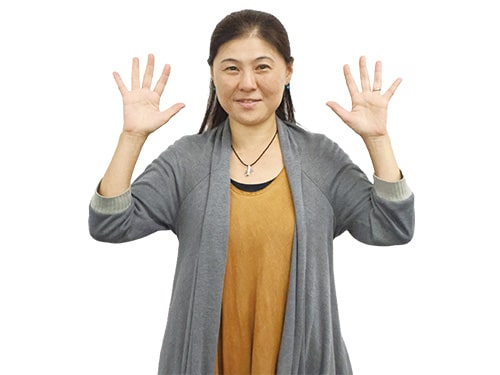 画像：[1]顔の横で両手をひらひら