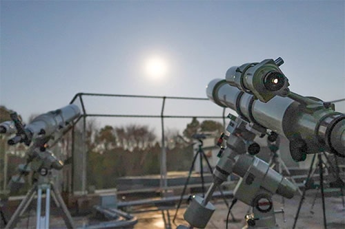 画像：専門的な望遠鏡を使って観察します