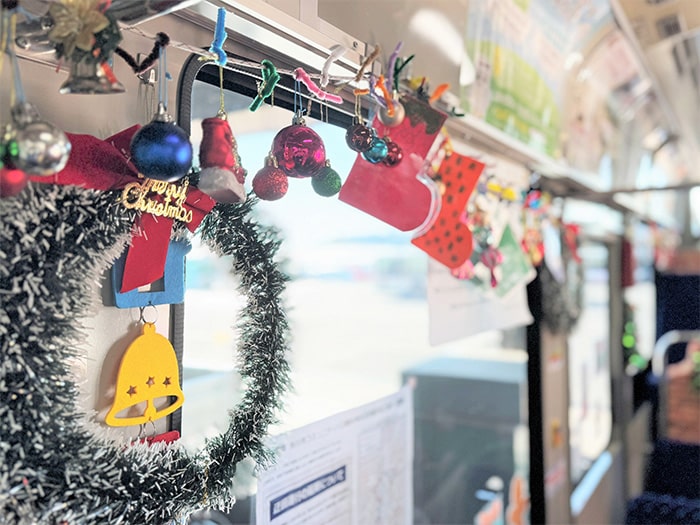 画像：昨年バス内に飾られたクリスマスリース