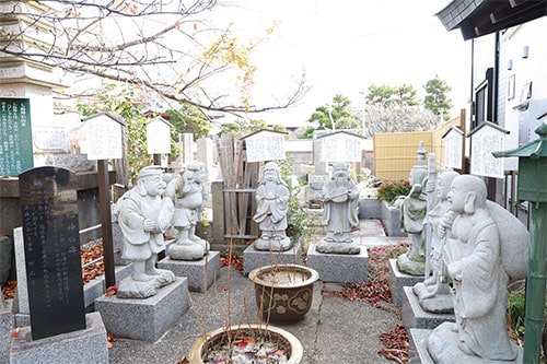 画像：七福神の石像が勢ぞろい