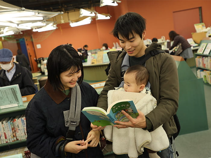 画像：図書館で、本に親しむ