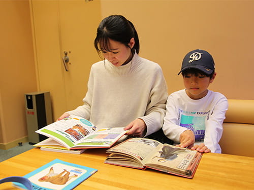 画像：大人も子どもも図書館で絵本を楽しもう