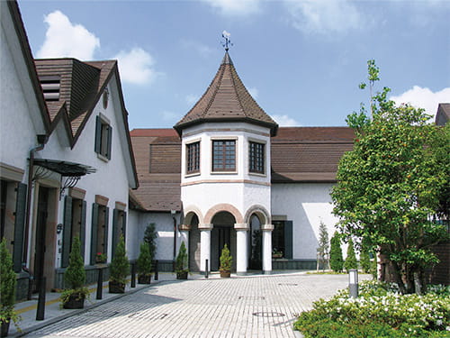 東山魁夷画伯の芸術の方向性に影響を与えたとされる、留学の地ドイツに発想を得た西洋風の建物