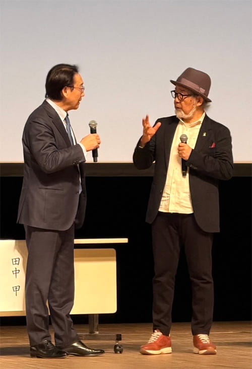 画像：健康講演会で鎌田講師と対談する私