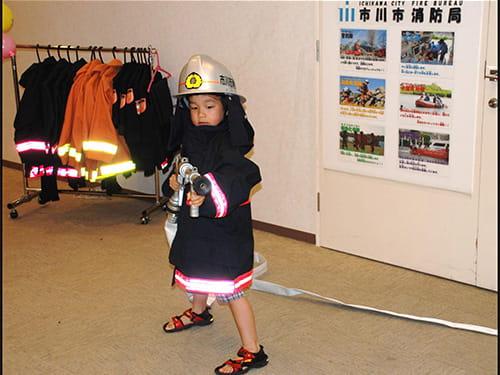 画像：子ども用防火服で記念撮影