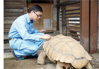 【Facebook】市役所のお仕事紹介 Vol.17
みなさんに喜んでいただけるような動物園を（動植物園　塩見彰）［7月17日］