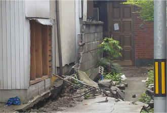 地震で倒壊したブロック塀