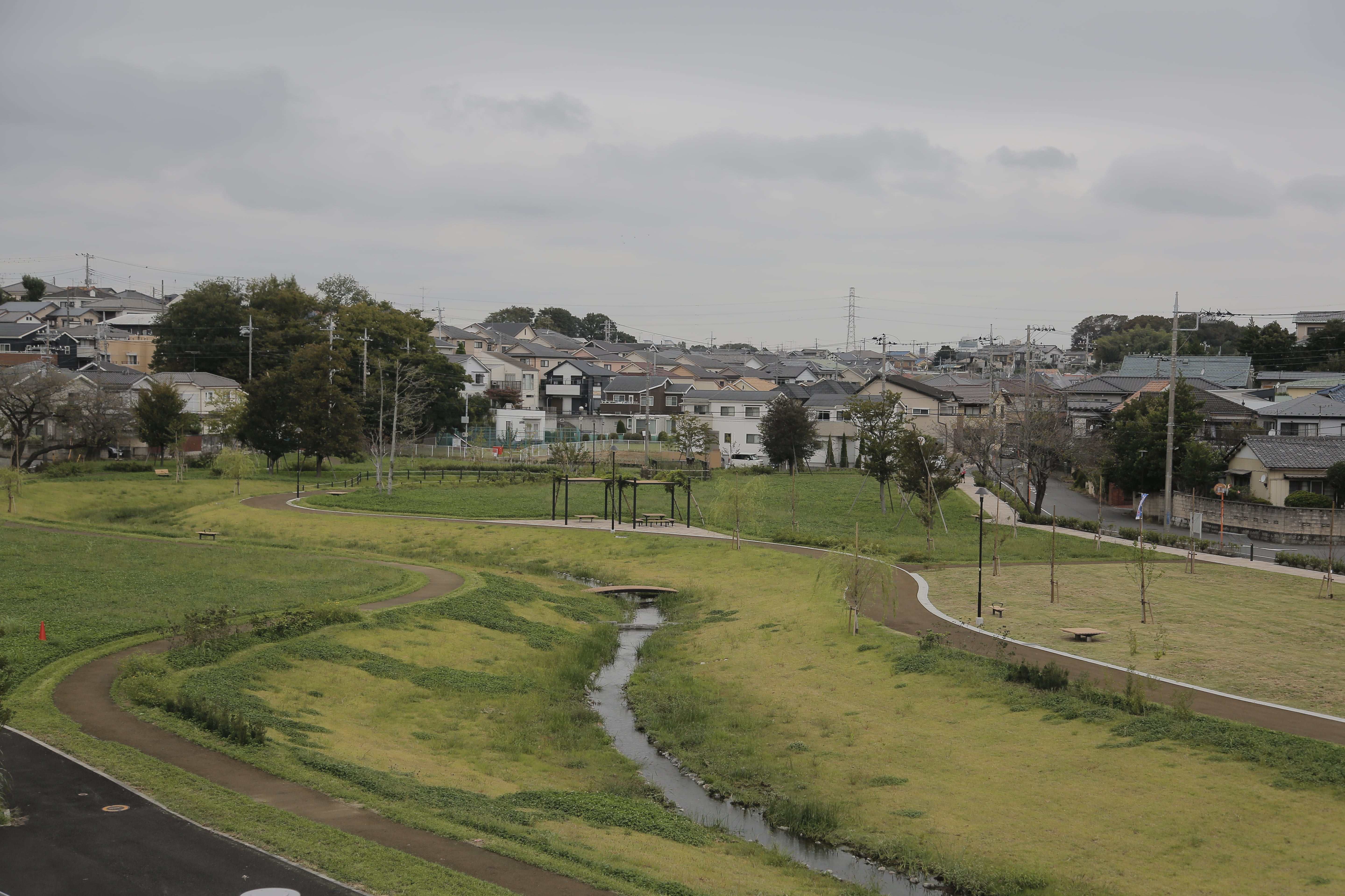 芝生やクローバーを植えた広々とした公園