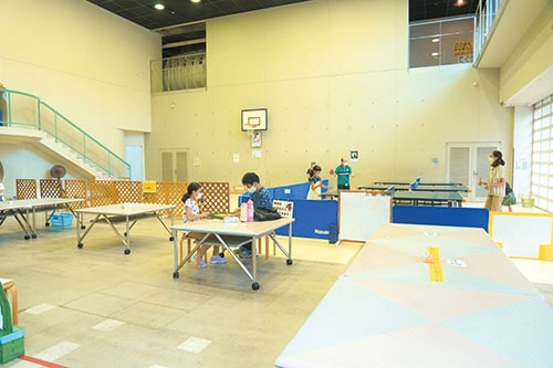 写真:1階プレイルームでこどもたちが遊ぶ様子