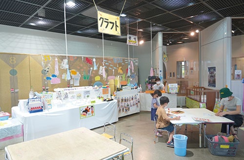 写真:2階乳幼児専用コーナーでこどもたちが遊ぶ様子