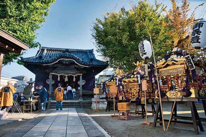 写真：神社と集まっている人々