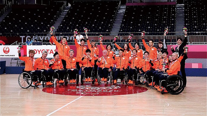 写真：銅メダル授与後に記念撮影する車椅子ラグビーの選手たちとスタッフ