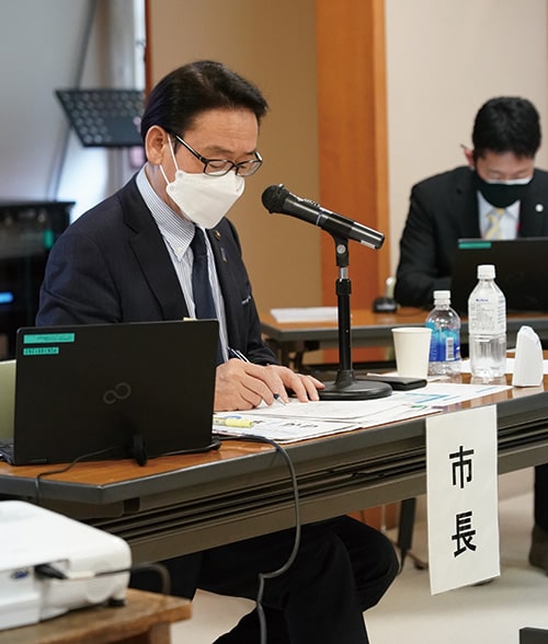 画像：タウンミーティングでみなさんの意見をきく田中市長