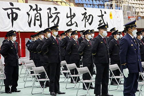 画像：出初式で敬礼の画像1