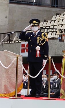 画像：出初式で敬礼の画像2