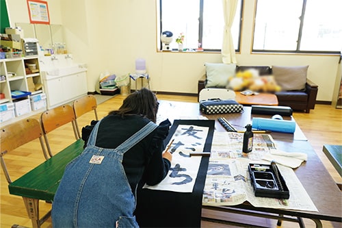 画像：学級担任からの課題に取り組む様子