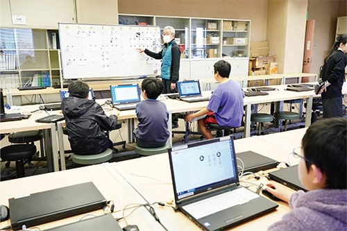 画像：パソコンの活動（カルタ制作）