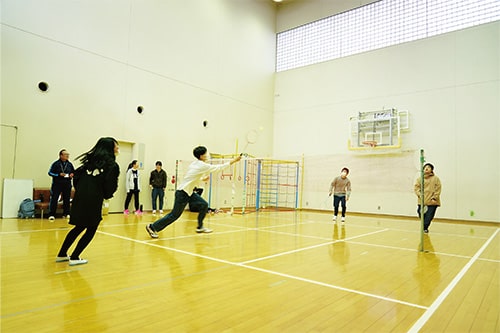画像：体を動かす活動（バドミントンのゲーム）