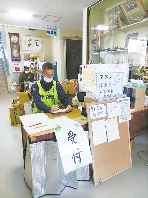 画像：現地に派遣された職員と避難所の様子1