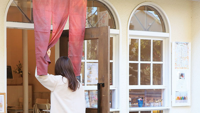 KUGURU展で展示される公募アーティストの暖簾の画像