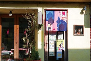 大門通りで展示される暖簾の画像