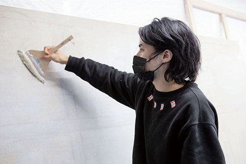 アトリエで制作中の川田さんの画像