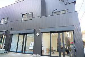 アトリエで制作中の大槌秀樹さんの画像1