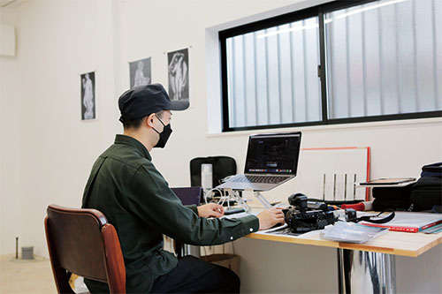 アトリエで制作中の大槌秀樹さんの画像2