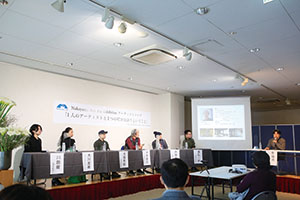 アーティストトークの様子の画像